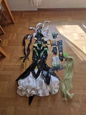 Mobius honkai impact 3rd Cosplay  - Säljer min Mobius cosplay, orginellt köpt från Miccostumes. Storlek XL, passade mig som är 175 cm. Bodysuiten är inte super tight. Använd 2 gånger. Klänningen är smutsig i slutet då jag har gått med den ute på konvent, men den är i bra skick. Saknar hennes örhänge och ett grönt finger, annars är allt med. Kronan saknar ett klipp, och (I bild 5) saknas det säkerhetsnål. Ingår peruk, inte rufsig men luggen är klippt. Katt finns i hemmet. Hör gärna av dig om du har frågor 🫶 