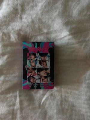 Straykids lomo cards - Selling 52 Straykids lomocards. All are in good condition except for Seungmin (see the last photo), who has some minor damage and could use a little extra care. I believe they would all be better off with a new owner 💗😊  From their 5-star era 💙🦋