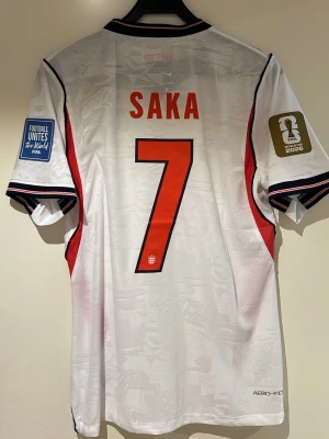 England Vm 2026 Saka - En England tröja Vm 2026 Saka spelar version, storlek L helt ny