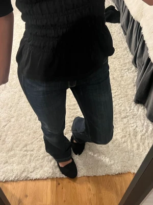 Mörkblå jeans  - Snygga mörkblå jeans från Lindex Denim, rak/bootcut passform och medelhög i midjan. Använd fåtal gånger. Skriv privat för flera bilder eller frågor!