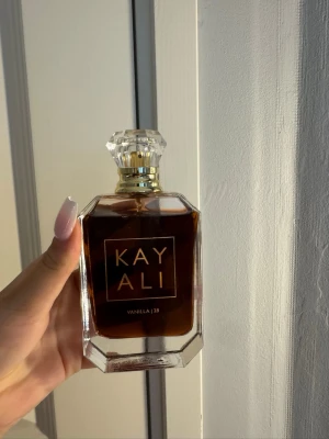 Kayali Vanilla | 28 Eau de Parfum - Kayali Vanilla | 28 är en lyxig parfym  orginalförpacking ingår