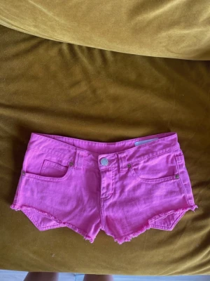Rosa jeansshorts Lågmidjade  - Uppskattar storlek S/M