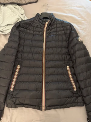 Svart Moncler dunjacka - Moncler jacka i bra skick, liten skada på ryggen