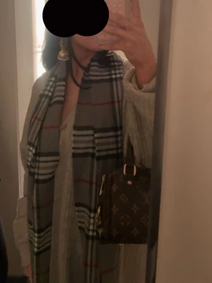 Burberry  - Säljer en fin burberry scarf, i grått mönster. Den passar både män och kvinnor. Fråga gärna om fler bilder på den om du är intresserad💕