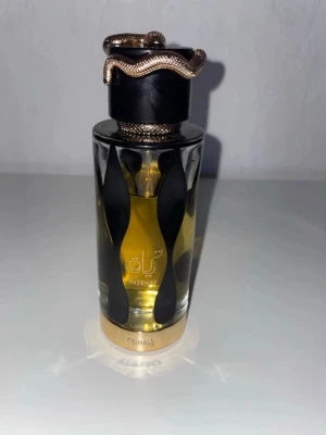 Lattafa teriaq intense  - Lattafa Teriaq Intense – ca 80 ml kvar.  Skapad av parfymören Quentin Bisch, som även gjort populära herrdofter som JPG Le Male Le Parfum,JPG Le Beau Le Parfum och Scandal Pour Homme. Jättebra doft i fint skick, säljes då jag vill testa annat.  Pris kan diskuteras.