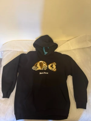 Palm angels hoodie  - Palm Angels svart storlek S-M jätte fin passform och fixar en outfit verkligen! Tyvärr för liten för mig😌