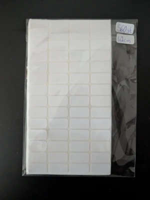 560 vita självhäftande etiketter - Ett paket med 560 vita självhäftande etiketter, varje etikett är 1x2 cm. Perfekt för märkning av prylar, skolmaterial eller organisering hemma. Kommer i ett smidigt ark som är lätt att använda.