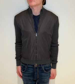 Moncler cardigan - Grå Moncler-kofta för herr, pre-owned i mycket gott skick.