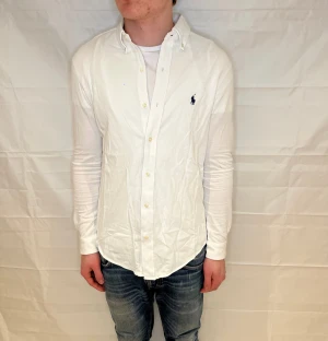 Polo Ralph Lauren Featherweight Mesh Shirt White - Vit Ralph Lauren-skjorta i Featherweight Mesh av 100% bomull, begagnad i mycket gott skick.