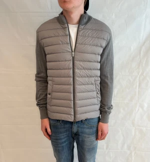 Herno Cardigan Grey Men's - Grå herrkofta i mycket fint begagnat skick.
