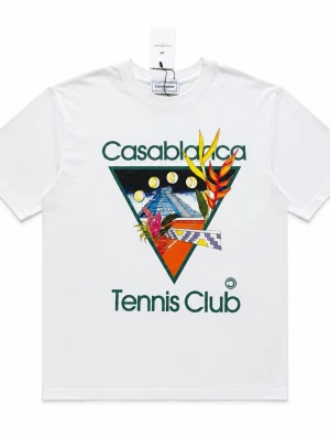 Vit Casablanca Tennis Club t-shirt - Vit t-shirt från Casablanca med färgglatt tryck framtill som visar texten 'Casablanca Tennis Club' och en grafisk illustration med tennisbanor och blommor. Klassisk passform och rund hals. Perfekt för dig som gillar sportig och trendig stil.