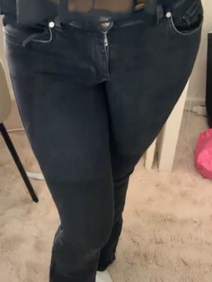 Utsvängda svarta jeana  - Svarta utsvängda jeans 