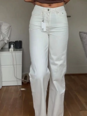 Vita raka jeans med hög midja - Hägmidjade jeans från lager. Jag är 175 och de passar mig i längden
