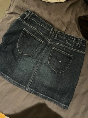 Mörkblå jeanskjol med fickor - Snygg mörkblå jeanskjol från Esprit. Vid frågor skriv✨💕