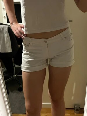 Vita  shorts  - Snygga vita shorts. Vid funderingar skriv och priset kan diskuteras.💕✨