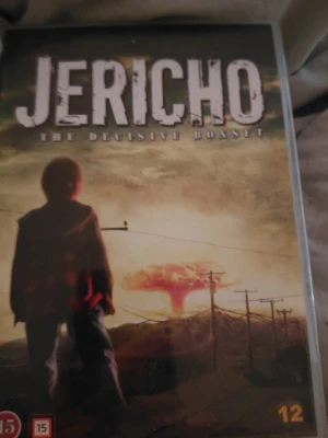Jericho & Terra Nova DVD-boxar -  Bytes sälbes2 dvd boxar 450 2 klockor500st väldigt stora mc klokor två DVD-boxar med serierna Jericho hela sesong med all nordisk+eng textTal och Terra Nova.&Jerichosen min käpp ailen med avskruvbart handtag och svärd1200 .yxan ailen box+ lös knivinbyggd med knapp övre yxa insp ailen 4 få ex hänges väg tung plus stlvass överallt bet myxket själv2500kr allt bytes mot ps4 paket eller ps5 pak.kaan säljas _som står mvh ghostriderxse