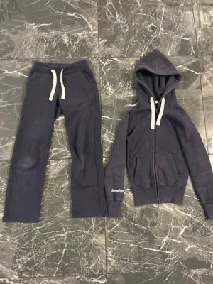Russemerch set - Säljer detta set från Russemerch i storlek xxs. Hör gärna av dig vid frågor.