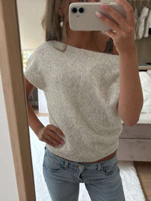 Offshoulder stickad topp  - Säljer denna så fina populära stickade offshoulder toppen från Nelly!! 