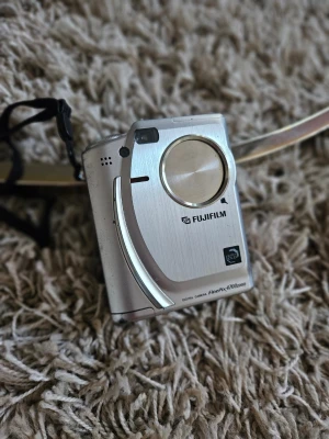 Fujifilm FinePix 4700 Zoom – Retro digitalkamera | Y2K | Super CCD - Säljer en Fujifilm FinePix 4700 Zoom, en eftertraktad digitalkamera från början av 2000-talet. Perfekt för dig som vill få den populära autentiska Y2K-looken direkt ur kameran – en favorit bland retro- och digicam-entusiaster. Skick: Fint begagnat skick med normala bruksspår enligt bilder. Kameran säljs i befintligt skick. Modell: Fujifilm FinePix 4700 Zoom Sensor: Super CCD Made in Japan Perfekt för dig som vill ha en unik vintagekamera eller samla på klassiska Fujifilm-modeller.
