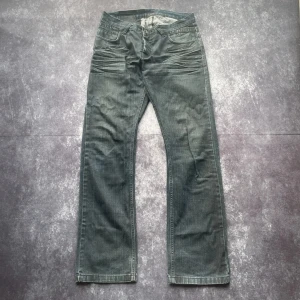 Vintage whiskered straight denimjeans för herrar i storlek W32 L34 - W/L är uppskattade utifrån måtten.  📏 Midja: 43 cm Benslut: 21 cm Lår: 33 cm Totallängd: 111 cm  Skickas inom ett dygn Spara på priset och frakten genom att sätta ihop ett paket  Mer information finns på min profil 6-234