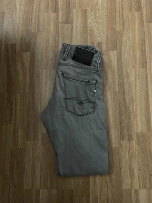 Replay jeans - Snygga gråa replay jeans storlek 28/32