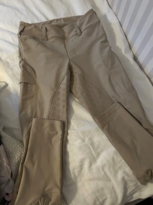 Beige ridbyxor från Maya delorez - Säljer dessa jättesnygga ridbyxor från Maya Delorez  i storlek M. Använd fåtal gånger och därför i super fint skick💗pris går att diskutera