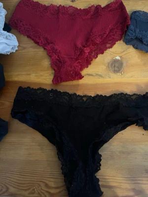 Säljer 10-pack trosor  - Säljer ett set med 10-pack trosor i olika färger: vinröd, svart, mörkblå och ljusgrå. Alla har en klassisk brief-modell med ribbad struktur och bred spetskant runt midja och ben. Materialet ser ut att vara mjukt och stretchigt, perfekt för en bekväm känsla hela dagen. Säljes för 50kr för alla storlek L men passar nog M också helt nya och oanvända såklart märket vet jag inte säljes då jag råkade beställa fel storlek 