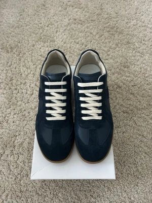 Mörkblåa Maison margielas - Stilrena mörkblå Maison margiela i storlek 41. Priset är diskuterbart vid snabbaffär