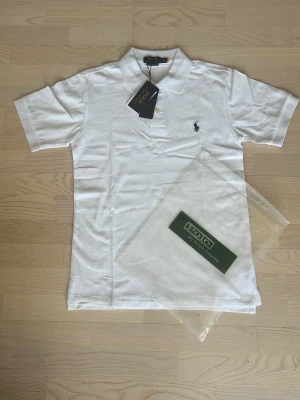 Vit pikétröja från Polo Ralph Lauren - Tja, säljer nu en riktigt fin pikétröja från Ralph Lauren som självklart är helt ny.  Kan sänka vid snabb affär! Hör av er om frågor m.m!😀