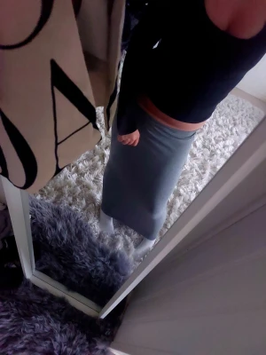Grå långkjol i mjukt material - Säljer en enkel och stilren grå långkjol med rak passform. Kjolen är i ett mjukt och stretchigt material som sitter skönt på kroppen. Perfekt att matcha med en crop top eller hoodie för en chill look. När man står som vanligt blir den då lite lös pågrund av att jag tycker den känns lite stor i storleken så bra att tänka på om du är en sån som vill att den ska sitta tajt.