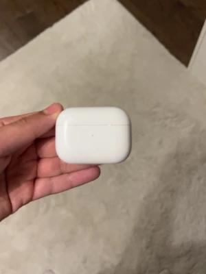 AirPods Pro - Säljer ett par vita trådlösa in-ear hörlurar med laddningsetui. Smidig och kompakt design i blank plast, perfekt att ta med överallt. Laddningsetuiet är rektangulärt med rundade kanter och magnetiskt lock. AirPods Pro Gen 1. Fast pris! Äkta. Mina gamla AirPods 