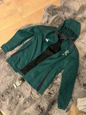 Adidas Manchester United windbreaker - Grön/turkos Manchester United windbreaker skaljacka från adidas, helt ny och oanvänd. Riktigt snygg och skön med kraftigt men lätt material. Passar mig på storlek S och passar defenitivt storlek M