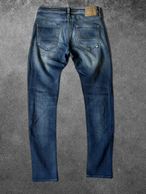 Jack & Jones Jeans  - Jack & Jones Glenn i marinblå | Storlek W31/L34 | Mått: midja 41cm, längd 103cm | Använda men i mycket bra skick, inga defekter | Slim fit | Skickas snabbt, kan gå ner i pris vid snabb affär  Mvh ActiveResell | REF: J&J-002 