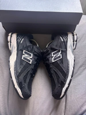 New balance 1906r - Säljer dessa new balance skor i väldigt bra skick. Låda tillkommer men tyvärr inget kvitto. Skriv gärna för mer info och bilder!