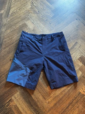 Mörkblå slit starka shorts - mörkblå shorts från the moutain studio dom är slitstarka och flexibla