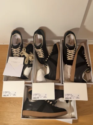 Maisom margiela gats (Svart/42-43) - Great condition, never worn. Comes with the box and accesories. Same day shipping. Feel free to ask questions. 1999- Ett par