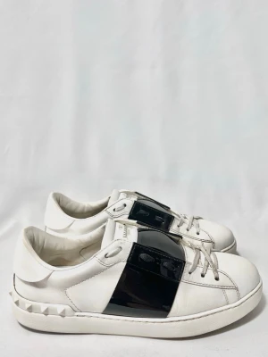 Valentino Open Sneakers  - Valentino Open i en riktigt fet och populär modell! Väldigt fint skick, inga större defekter. 41,5 men passar 42. Kontakta mig för fler frågor och funderingar!
