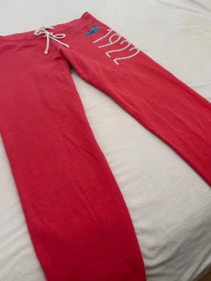 Korallfärgade Hollister mjukisar  - Sjuktsnygga korallfärgade mjukisbyxor från Hollister, ser lite mera röda ut på bild än verklighet 🤍