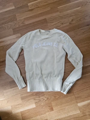 Ljusgul tröja från ralph lauren - Ljusgul tröja från ralph lauren med vit text Tröjan är I storlek M men är ganska liten Säljer bara för att den inte används  Pris kan diskuteras