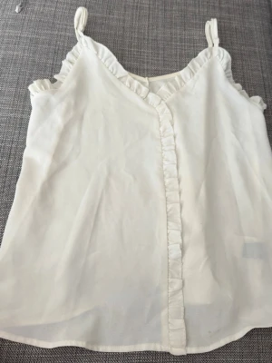 Vitt linne  - En gullig blus/ topp till sommaren  