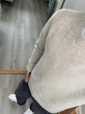 Beige stickad tröja från Bläck - Schysst stickad ulltröja från Bläck, köpt på MQ för cirka 1 199 kr. Tröjan är endast använd 3–4 gånger och är fortfarande i mycket fint skick. Den är inte tvättad. Vid noggrann inspektion finns lite lätt noppor på vissa ställen, men i övrigt är den som ny. Modellen är 184 cm lång!