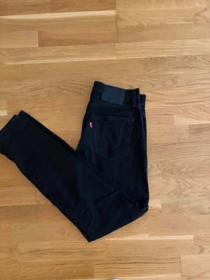 Svarta Levis jeans - Svarta Levis Jeans. Modell 512 (Slim tapered), storlek 29/32