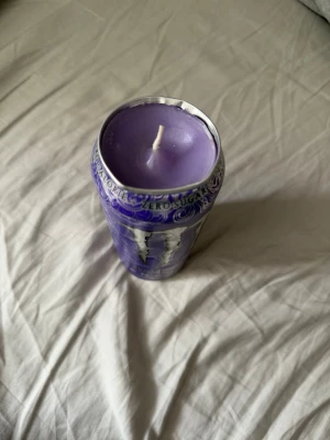 Lila monster ljus💜 - Handgjort oanvänt ljus i en burk monster, räcker länge eftersom hela burken är ett helt ljus!!!💜