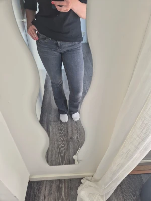 Svarta jeans - Superfina jeans köpta på Gina Young, strl. 170 men passar mig som är S/M❣️ Säljer ett par likande ljusblå också