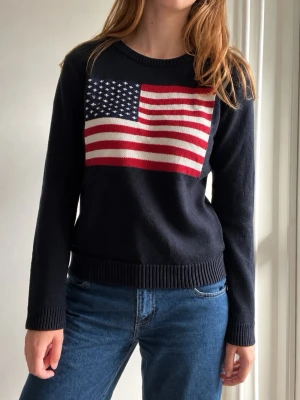 Mörkblå stickad tröja med USA-flagga - Vintage mörkblå stickad tröja