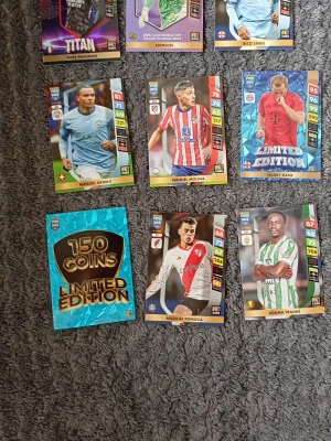 Samling Panini fotbollskort - Säljer en samling Panini Adrenalyn XL fotbollskort med olika spelare och specialkort, inklusive Limited Edition och 150 Coins. Korten har färgstarka designer och visar spelare från olika lag och ligor. Perfekt för dig som gillar att samla fotbollskort eller vill byta med vänner. Följer med en pärm 