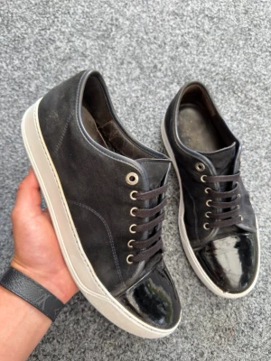 Lanvins uk9 mörkblå - Säljer dessa fantastiskt snygga lanvin cap toe! Size uk9 som motsvarar 44, innersula 29cm. Skick 7/10 sulan ör behandlad med whitningcream. Skornas innersulor är ganska slitna. Nypris 5200kr. Kan gå ner i pris vid snabb affär, hör av dig vid frågor😊