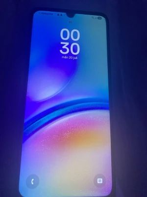 Samsung Galaxy svart Android-mobil - Säljer en svart Samsung Galaxy A05s telefon  Baksidan har tre kameror i rad och en stilren matt finish. Medföljer gör ett rosa skal. Perfekt för dig som vill ha en snygg och modern mobil. Fråga på om du har frågor⚠️buda orginalpris runt 3000