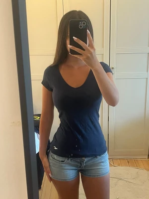Hollister T-shirt  - Jättefin Hollister T-shirt i mörkblå i storlek S