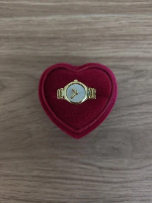 Elegant guldfärgad klocka ring -  Klocka ring i storlek 18,5mm, guldfärgad.